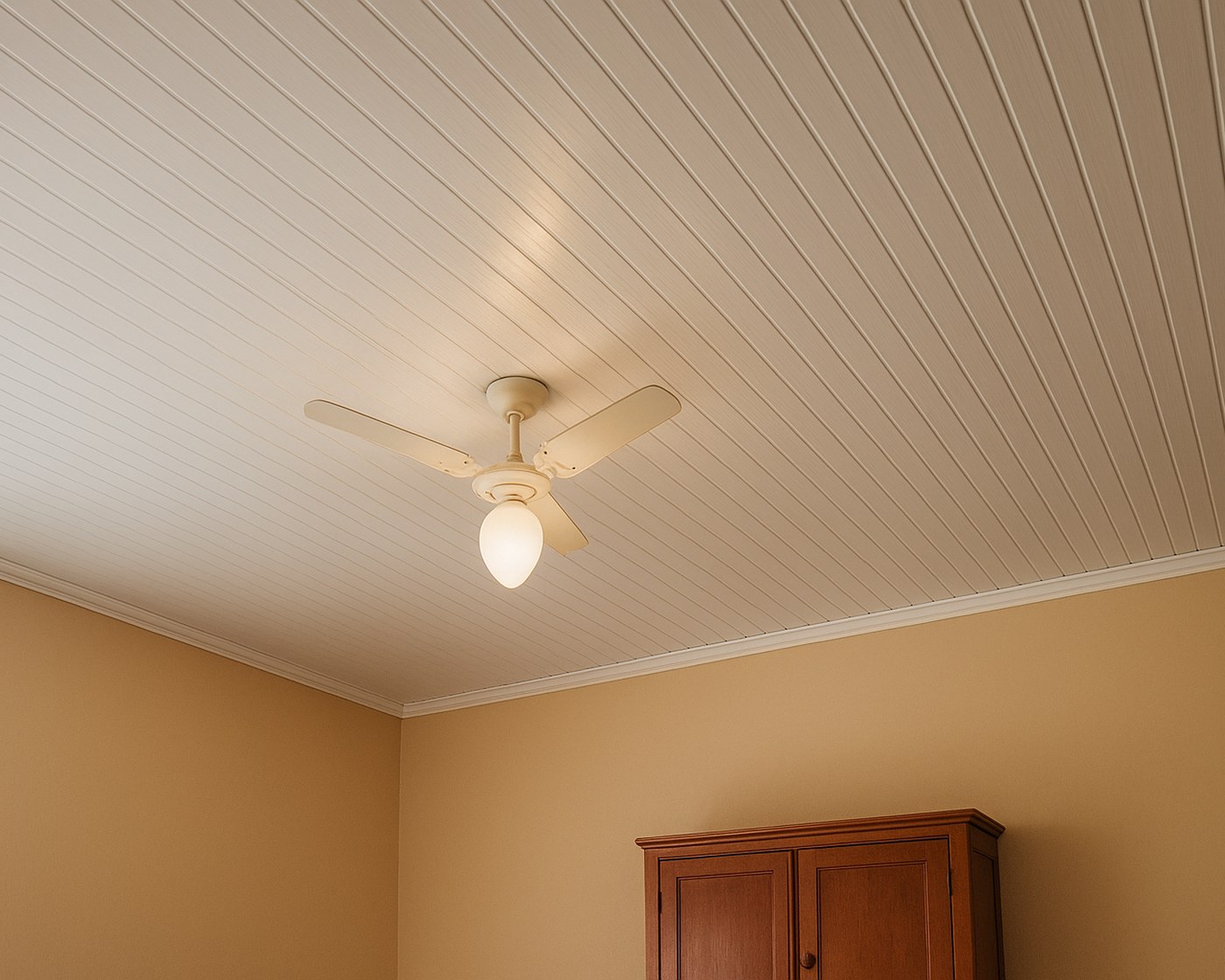 Sala residencial com forro PVC branco instalado pela Top Forros em Chapadão do Sul